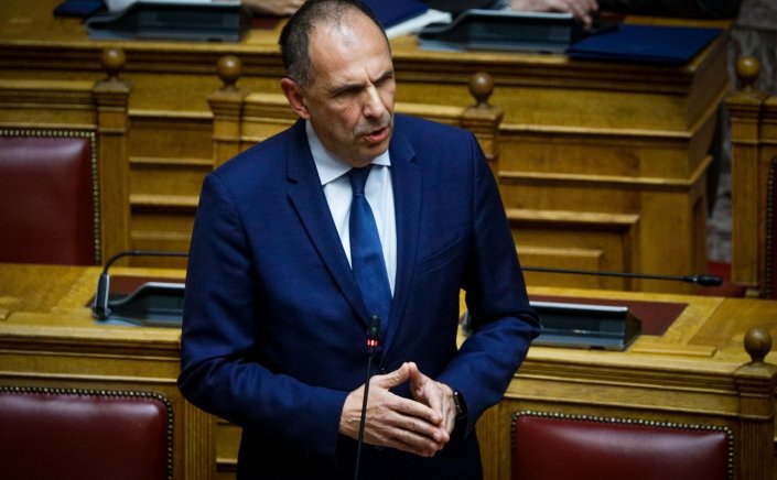 Gov't after train crash: Για “ανθρώπινο λάθος” & “διαχρονικές ευθύνες” επιμένει ο Γεραπετρίτης στη Βουλή