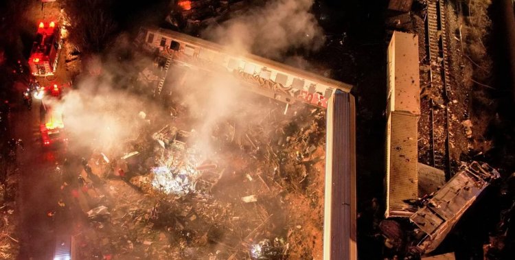 Fatal Train Collision: 32 νεκροί από τη σύγκρουση τρένων - Ψάχνουν εγκλωβισμένους στα δύο πρώτα βαγόνια που συνεθλίβησαν
