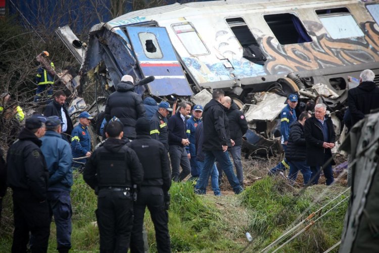 Tragedy in Tempi: Η τραγωδία στα Τέμπη και το απεχθές πρόσωπο της ελληνικής τηλεόρασης