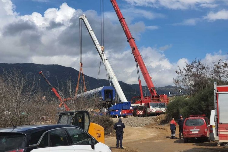 Tragedy in Tempi:  Απομακρύνονται τα τελευταία βαγόνια από το σημείο “μηδέν”