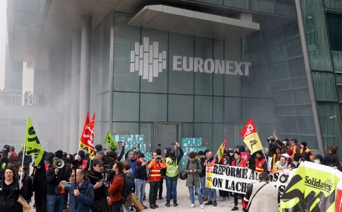 Chaos in Paris: Νέο χάος στη Γαλλία!! Εισβολή διαδηλωτών στο Χρηματιστήριο του Παρισιού!!