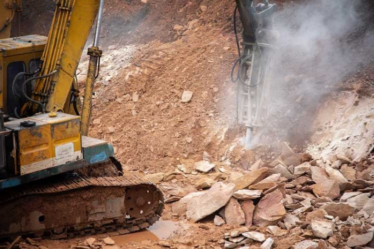 Mykonos: Σπάνε βράχια για να κερδίσουν τετραγωνικά στην Μύκονο!!