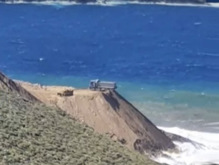 Illegal construction on Mykonos: Χωματουργικές εργασίες  σε βράχια στην περιοχή Μερχιά και  επιχωματώσεις προς τον αιγιαλό και στο καλό Λιβάδι Μυκόνου [Video]