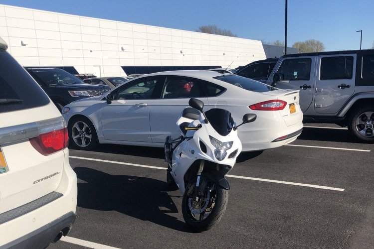 Motorcycle parking: Παρκάρισμα μοτοσικλετών!! Είναι νόμιμο να πιάνουν θέση αυτοκινήτου;