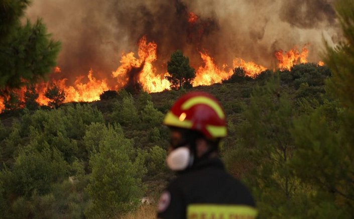 Wildfire in Rhodes: Δύσκολη η κατάσταση στη Ρόδο!! Έχει αλλάξει φορά ο αέρας,  η φωτιά καίει παρθένο δάσος σε τρία σημεία!! Εκκενώνονται 3 οικισμοί & 1 ξενοδοχείο!!
