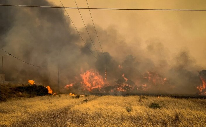 Rhodes wildfires: Μεγάλη αναζωπύρωση στο Βάτι στη Ρόδο - Όλες οι εξελίξεις