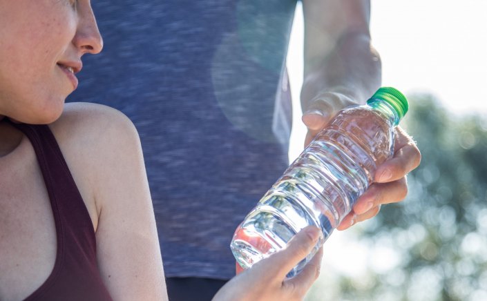 Stay safe in a heatwave: Αλλαγές στη δοσολογία των φαρμάκων σε συνεννόηση με γιατρό - Δεν καταναλώνουμε αλκοόλ