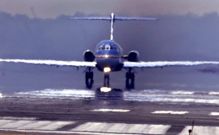 Flying in extreme heat: Πώς οι υψηλές θερμοκρασίες κάνουν τα αεροπλάνα πολύ βαριά για να απογειωθούν