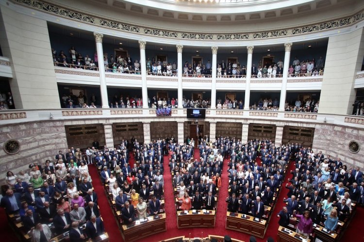 Opening of Parliament: Η περίεργη χωροταξία της νέας Βουλής και τα ακραία κόμματα που τοποθετήθηκαν στο... κέντρο