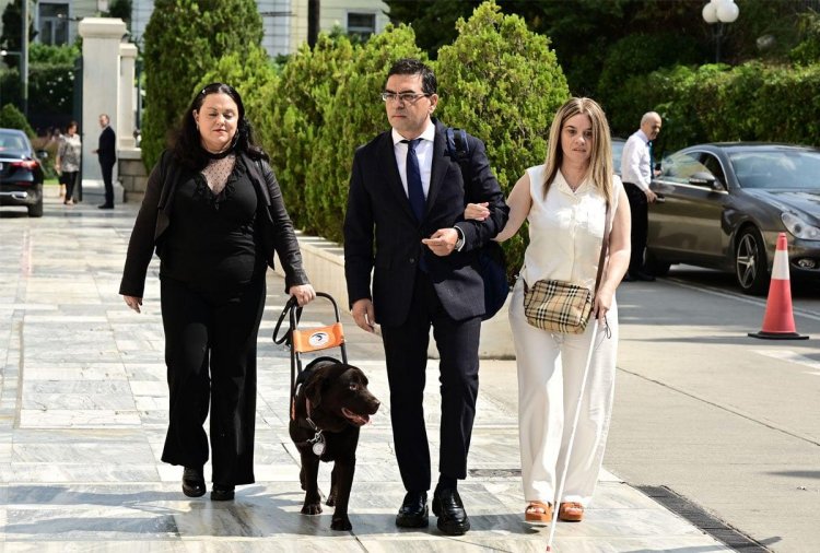 Opening of Parliament: Ηχηρό μήνυμα για την προσβασιμότητα των ΑμεΑ, από τον Γιώργο Σταμάτη κατά την ορκωμοσία!! Σκύλος-οδηγός δίπλα του!!