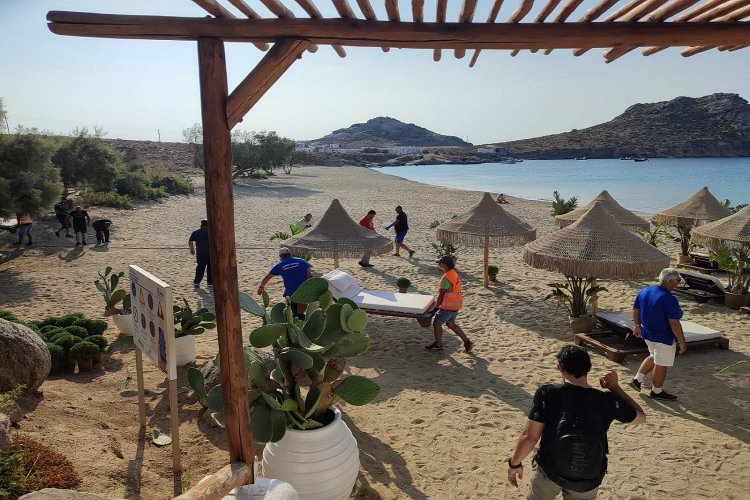 Mykonos arrests: Η «μάχη» της ξαπλώστρας συνεχίζεται!! "Τσουνάμι" Τσορμπατζάγλου σάρωσε παράνομες ξαπλώστρες στον Καλαφάτη Μυκόνου - Συνελήφθη ο ιδιοκτήτης ξενοδοχείου!!