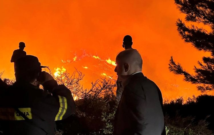 Wildfire in Rhodes: Μεγάλο το μέτωπο της φωτιάς στη Ρόδο - Μήνυμα από το 112 για εντολή εκκένωσης στο χωριό Λάερμα