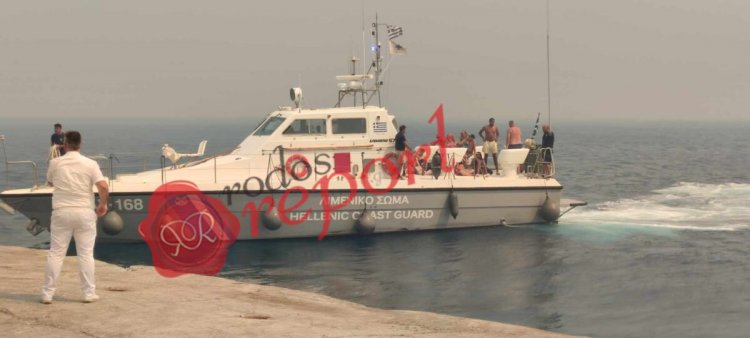 Wildfire in Rhodes: Επιχείρηση απεγκλωβισμού από παραλίες – Επιτάσσονται τα τουριστικά σκάφη