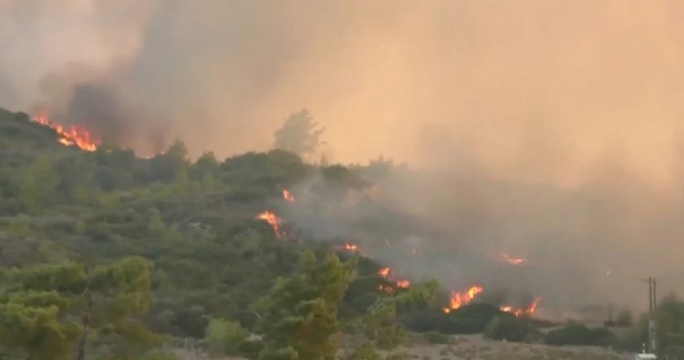 Rhodes wildfires: Μπήκε στο χωριό Ασκληπιείο η φωτιά - Καίει σπίτια και καταστήματα 