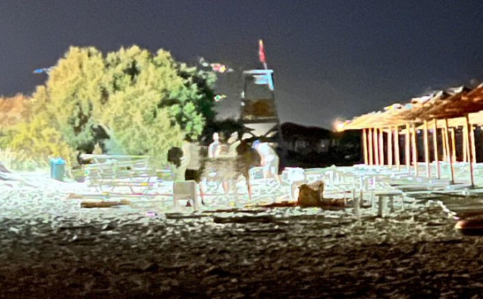 Naxos - Beach occupation: «Αν οι επιχειρηματίες ήταν νόμιμοι, γιατί αφαίρεσαν τις ξαπλώστρες μέσα στη νύχτα;»