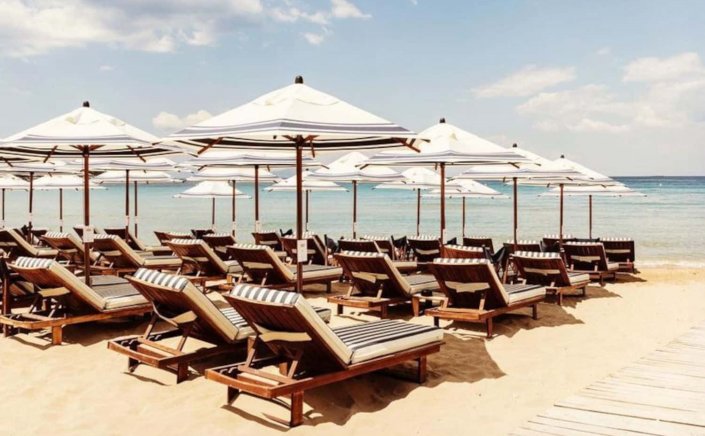 Beach occupation: 4  συλλήψεις στην Μύκονο, για παράνομες ξαπλώστρες!! Συνολικά 16 σε Κυκλάδες και Ιόνιο!!