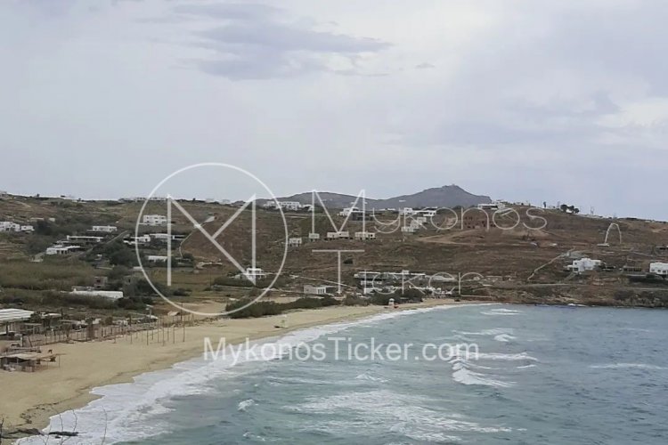 Illegal Beach Occupation: 19 συλλήψεις σε Μύκονο για παράνομη κατάληψη αιγιαλού & εργασίες εγκατάστασης μεταλλικής εξέδρας