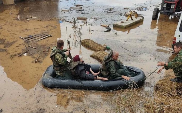 Daniel storm: Βάρκες, hummer και ερπυστριοφόρα βγάζει ο στρατός για τον απεγκλωβισμό πολιτών