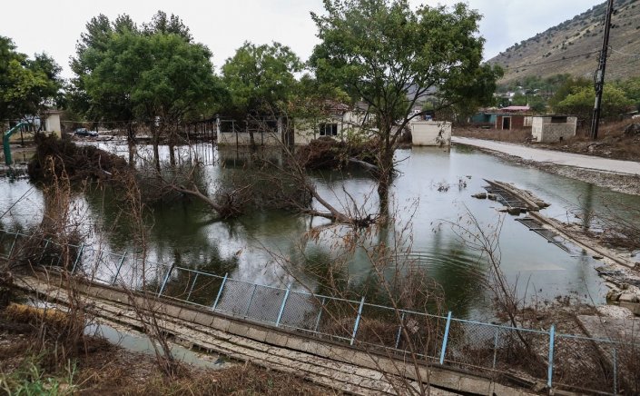 Rainstorm Elias: Βαρύ το «χτύπημα» στην Εύβοια - Κάτοικοι σε οροφές και έντονη ανησυχία για υπερχείλιση ποταμών - Απόγνωση και σε άλλες περιοχές