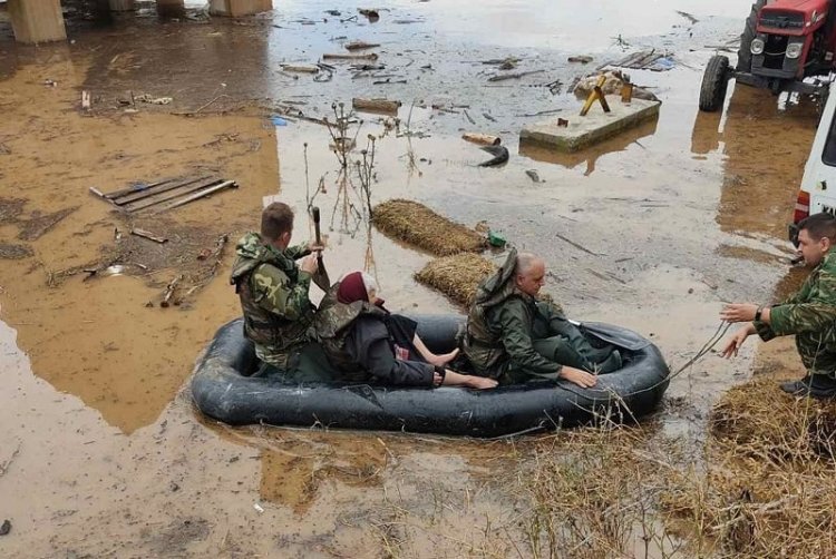 Daniel storm: Βάρκες, hummer και ερπυστριοφόρα βγάζει ο στρατός για τον απεγκλωβισμό πολιτών