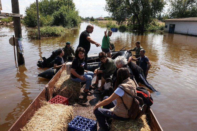 Rainstorm Daniel: Ανατριχίλα!! «Εδώ δίπλα μια γιαγιά επιπλέει στο νερό δίπλα στην κουζίνα, είναι πνιγμένη» [Video]