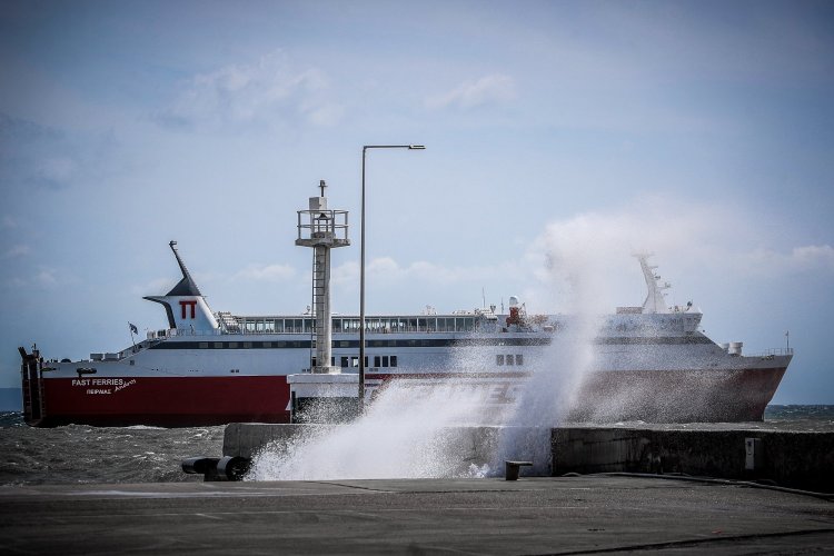 Ferry routes: Στο λιμάνι του Λαυρίου αντί της Ραφήνας, για λόγους ασφαλείας τα επιβατηγά οχηματαγωγά πλοία!! Ανοιχτά της Ραφήνας ακινητοποιημένο σε ρυμουλκό το Fast Ferries Andros