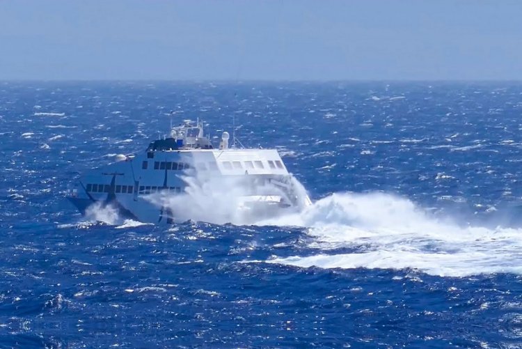 Ferry routes: Αδυναμία προσέγγισης Ε/Γ - Ο/Γ πλοίων σε λιμένες Μυκόνου και Νάξου,  λόγω των δυσμενών καιρικών συνθηκών που επικρατούσαν στην περιοχή