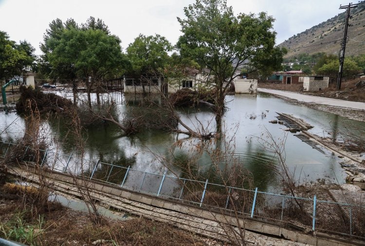 Rainstorm Elias: Βαρύ το «χτύπημα» στην Εύβοια - Κάτοικοι σε οροφές και έντονη ανησυχία για υπερχείλιση ποταμών - Απόγνωση και σε άλλες περιοχές