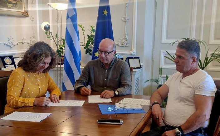 Aegean Islands: Υπεγράφη από τον Αντιπεριφερειάρχη Κυκλάδων η σύμβαση τριετούς συντήρησης του ε.ο.δ. Άνδρου, Τήνου και Μυκόνου