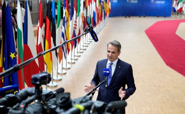 Pm Mitsotakis  in Granada: Στην Ισπανία ο Μητσοτάκης για το Ευρωπαϊκό Συμβούλιο - Στην ατζέντα μεταναστευτικό, κλιματική κρίση και οικονομία, το μήνυμα στην Αλβανία