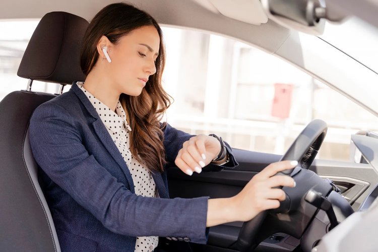 Mobile phone use while driving: Το άγνωστο κόλπο για να μιλάς στο κινητό σου τηλέφωνο όταν οδηγείς!! Πώς θα γλιτώσεις το πρόστιμο!!
