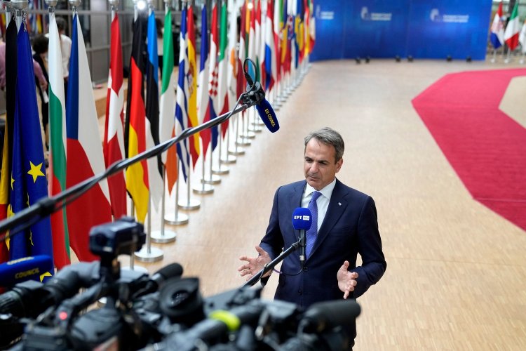 Pm Mitsotakis  in Granada: Στην Ισπανία ο Μητσοτάκης για το Ευρωπαϊκό Συμβούλιο - Στην ατζέντα μεταναστευτικό, κλιματική κρίση και οικονομία, το μήνυμα στην Αλβανία