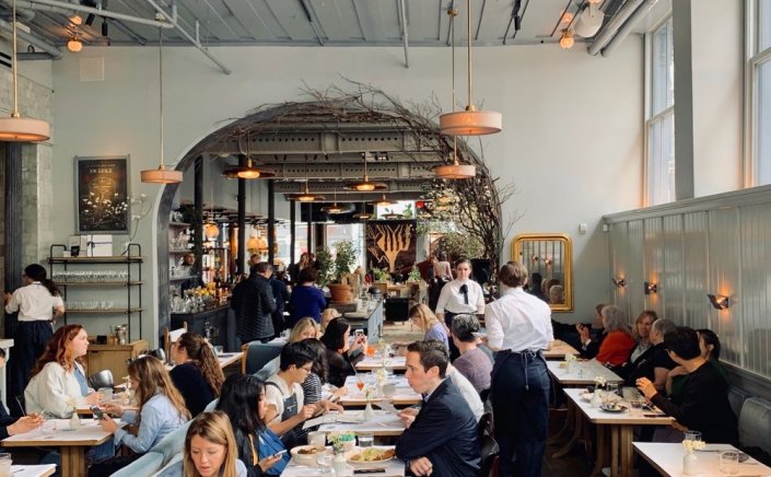 VAT rates for Restaurants: Αλαλούμ με την εγκύκλιο για τον ΦΠΑ στην εστίαση!! ΦΠΑ 13% «στο χέρι», ΦΠΑ 24% «στο τραπέζι» για αναψυκτικά, χυμούς και ροφήματα!!