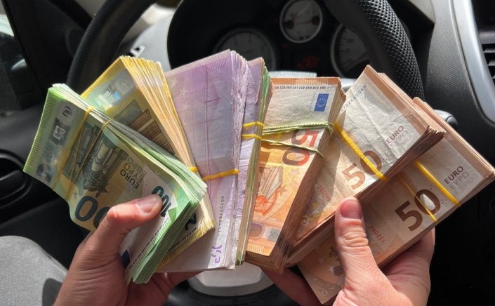 Carrying cash in a car: Μεταφέρεις μετρητά στο αυτοκίνητο!! Γιατί απαγορεύεται, πότε κατάσχονται!!