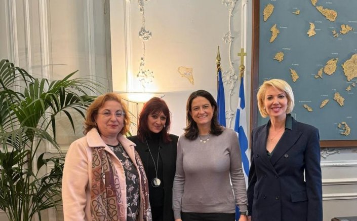 MP katerina Monogiou: Η Κατερίνα Μονογυιού υποδέχτηκε στη Σύρο την Υπουργό Εσωτερικών Νίκη Κεραμέως