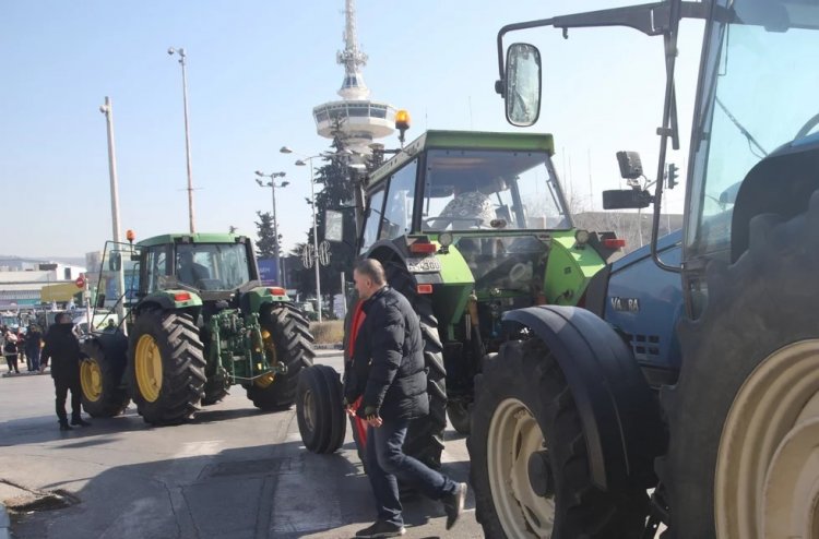 PM Mitsotakis - Farmers: «Όχι» από τους αγρότες στο πακέτο Μητσοτάκη – Κλείνουν εθνικές οδούς, πολιορκούν την Agrotica
