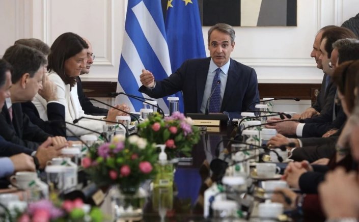 Political Developments: «Γαλάζιες» γκρίνιες και ψίθυροι για τον Κυριάκο Μητσοτάκη