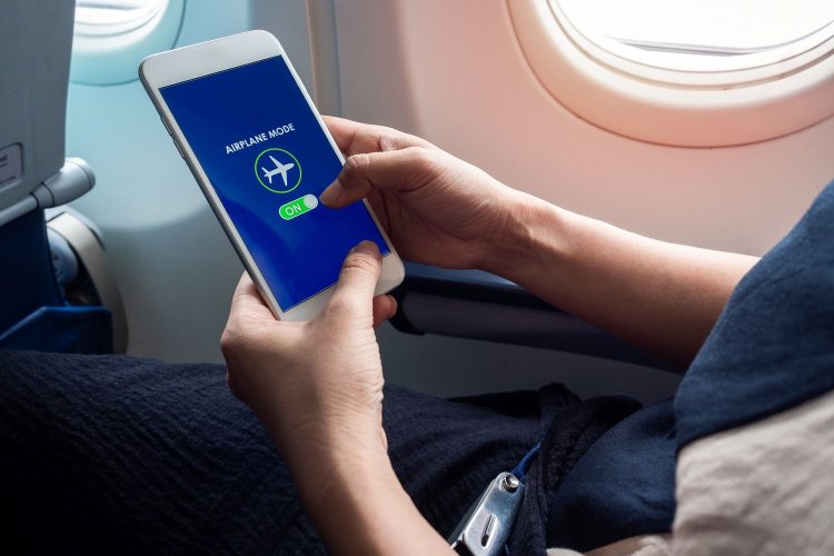 Airplane mode:Τι θα συμβεί στο αεροπλάνο αν δεν βάλετε το κινητό σας σε «λειτουργία πτήσης»