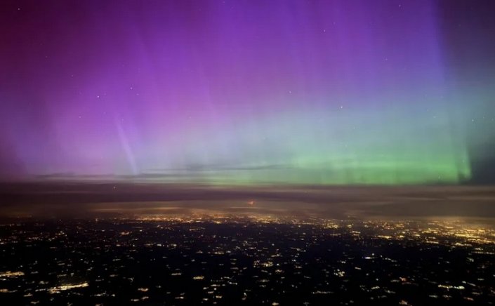 "Severe" solar storm hits Earth: Γεωμαγνητική καταιγίδα «χτυπά» τη Γη - Σπάνιες εικόνες με το Βόρειο Σέλας πάνω από την βόρεια Ευρώπη και τις ΗΠΑ
