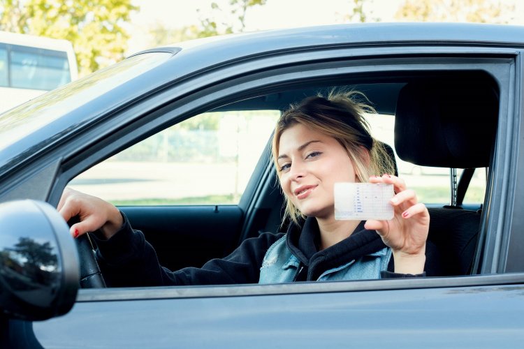 Driving License: Τέλος το χάρτινο δίπλωμα οδήγησης - Πώς θα βγάλετε το πλαστικό!!