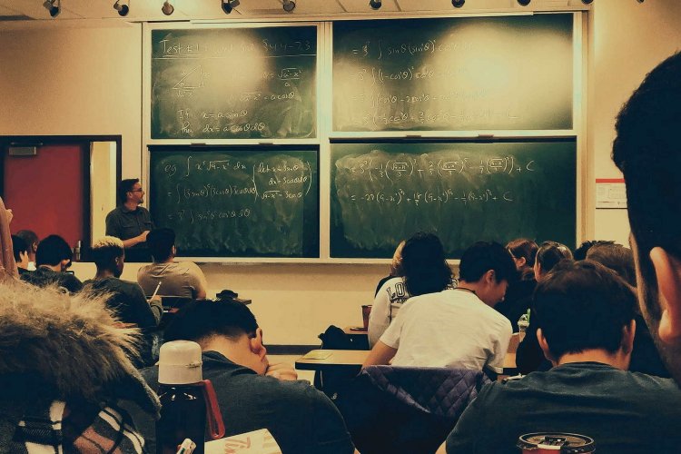 Education Policy: Μαντέψτε ποιοι φταίνε για τις χαμηλές επιδόσεις των μαθητών!! Η «κατασκευή» του κατηγορητηρίου και το «κυνήγι των μαγισσών»