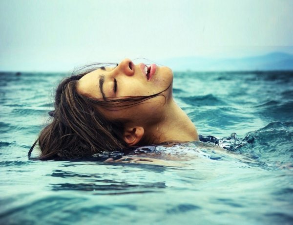 Blue Mind: Γιατί η θάλασσα κάνει καλό στην υγεία μας!!
