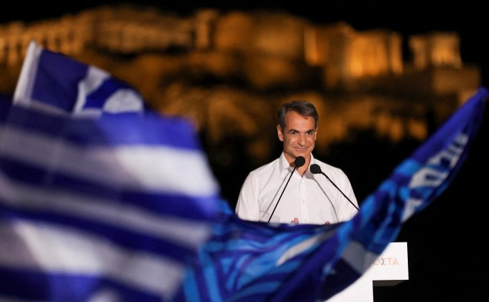 Political Developments: Κινούμενη άμμος το πολιτικό σύστημα!! Απαρχή συνολικότερων εξελίξεων η κρίση στην κεντροαριστερά - Ακολουθεί η κεντροδεξιά