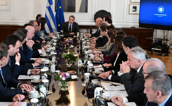 Political Developments: Ο ανασχηματισμός και το 28% ανοίγουν τα στόματα της κριτικής στον Κ. Μητσοτάκη