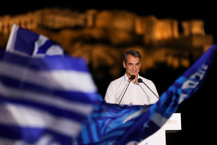 Political Developments: Κινούμενη άμμος το πολιτικό σύστημα!! Απαρχή συνολικότερων εξελίξεων η κρίση στην κεντροαριστερά - Ακολουθεί η κεντροδεξιά