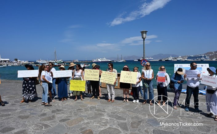 No fake Tourist guides: Συγκέντρωση διαμαρτυρίας των ξεναγών στην Μύκονο, ενάντια στο νομοσχέδιο που υποβαθμίζει το επάγγελμά τους [Εικόνες & Video]