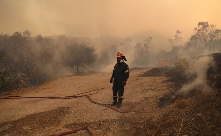 Fire in Northeast Attica: «Κόλαση» στην Αττική, τεράστιο πύρινο μέτωπο καίει τέσσερις περιοχές