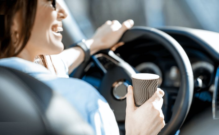 New Road Traffic Code: Τέλος ο καφές στο αυτοκίνητο!! Πόσο είναι το πρόστιμο!!