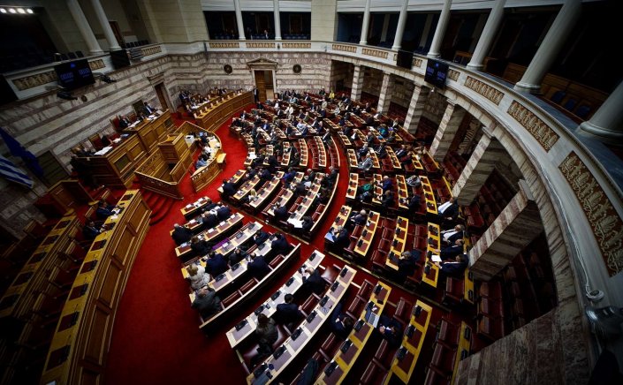 Political Development: Η κυβέρνηση χάνει, η αντιπολίτευση δεν κερδίζει