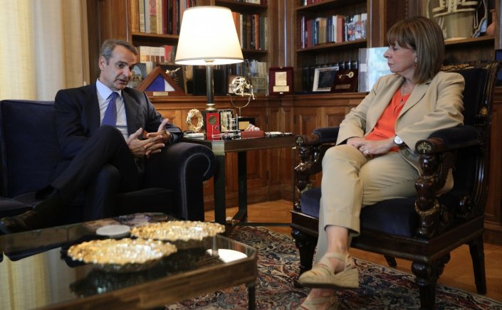 PM Mitsotakis: Μητσοτάκης σε Σακελλαροπούλου  “Πιλοτικά η εφαρμογή locker στα σχολεία για να κλειδώνουν τα κινητά των μαθητών”